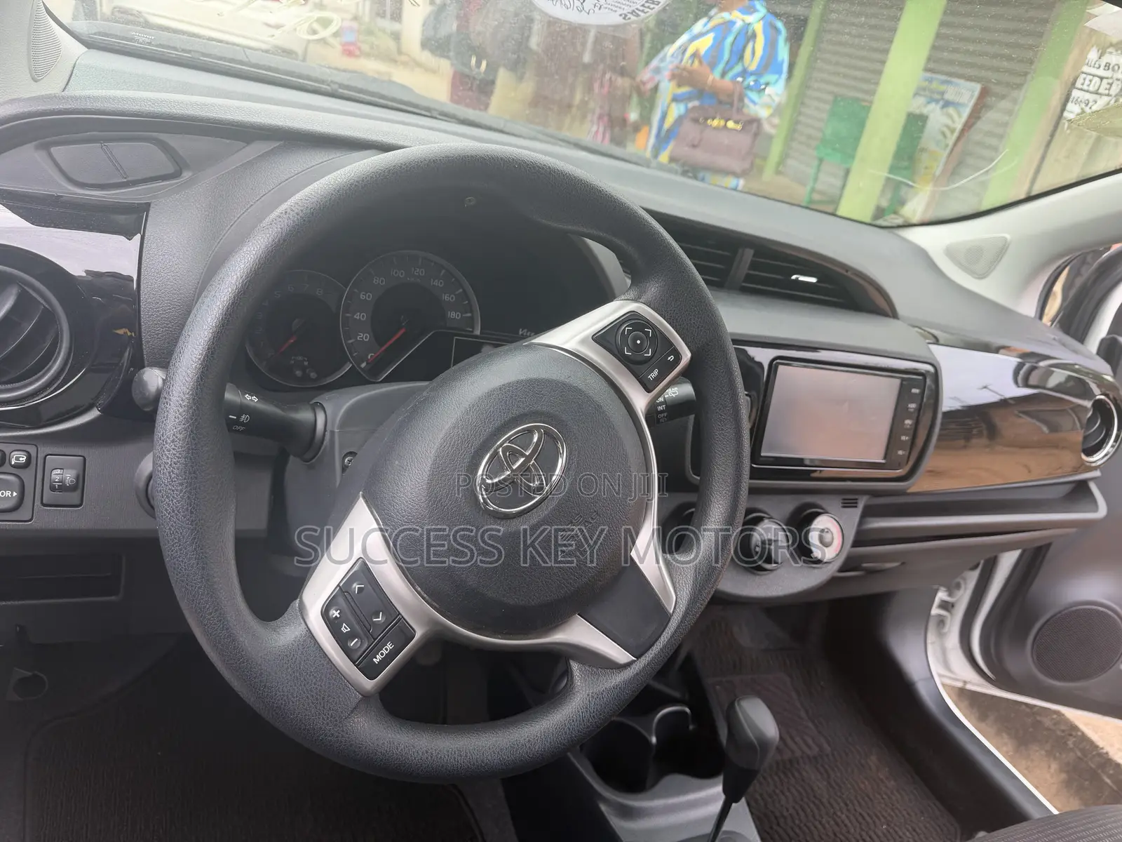 Toyota Vitz 1.5 FWD 5dr 2015 White