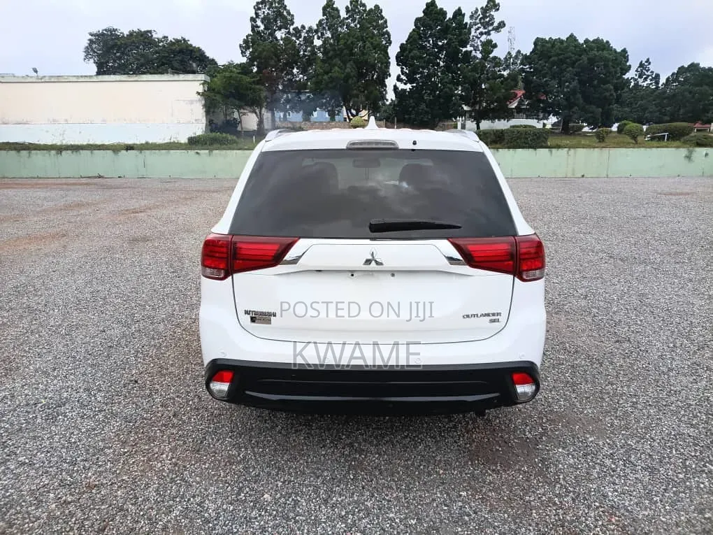 Mitsubishi Outlander SEL FWD 2017 White
