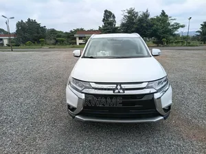 Mitsubishi Outlander SEL FWD 2017 White