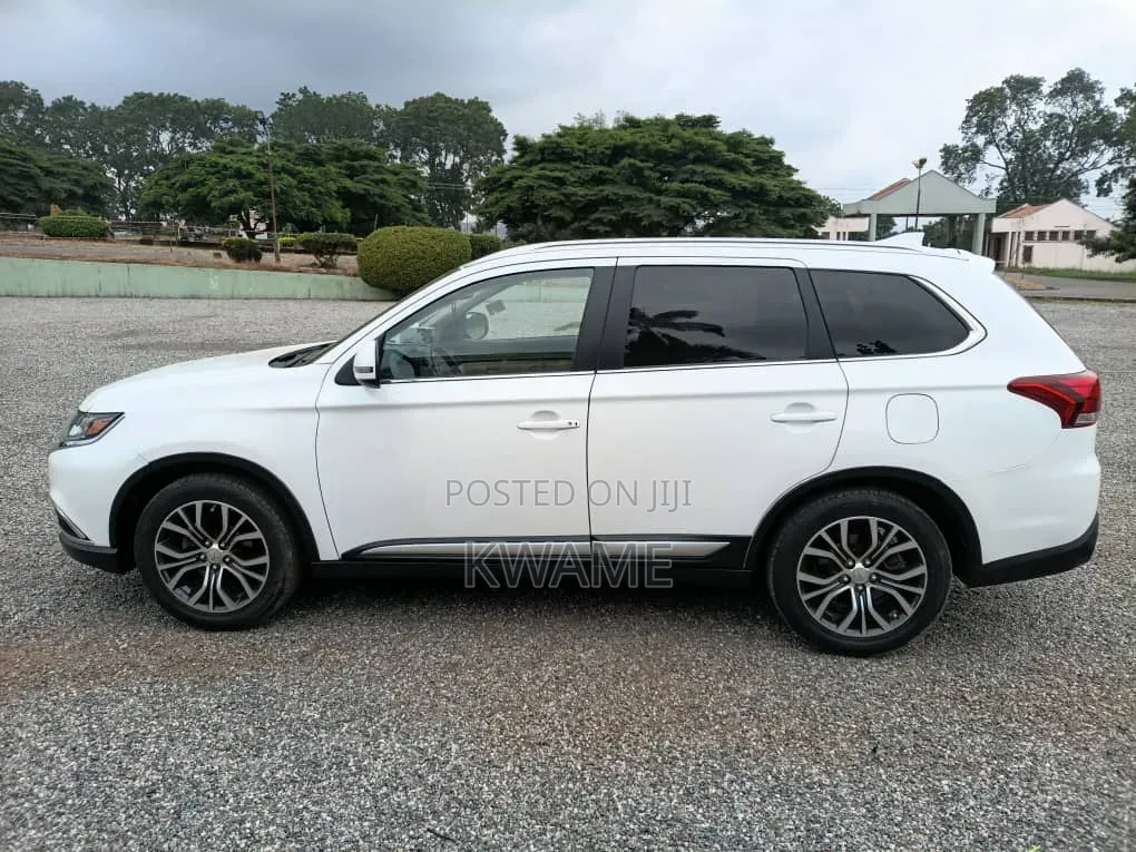 Mitsubishi Outlander SEL FWD 2017 White