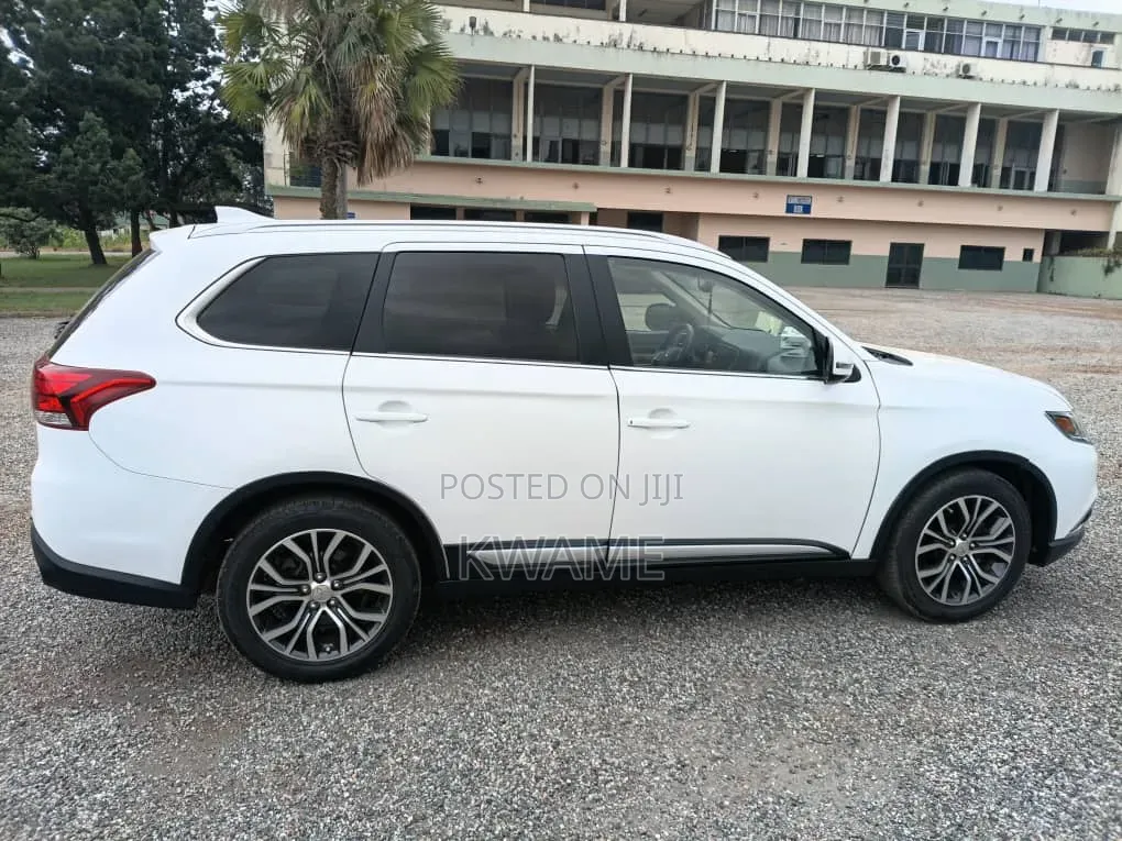 Mitsubishi Outlander SEL FWD 2017 White