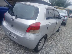 Toyota Vitz 2010 Silver