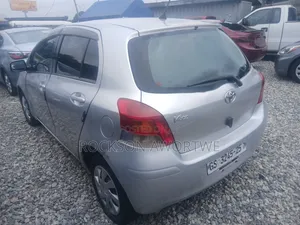 Toyota Vitz 2010 Silver