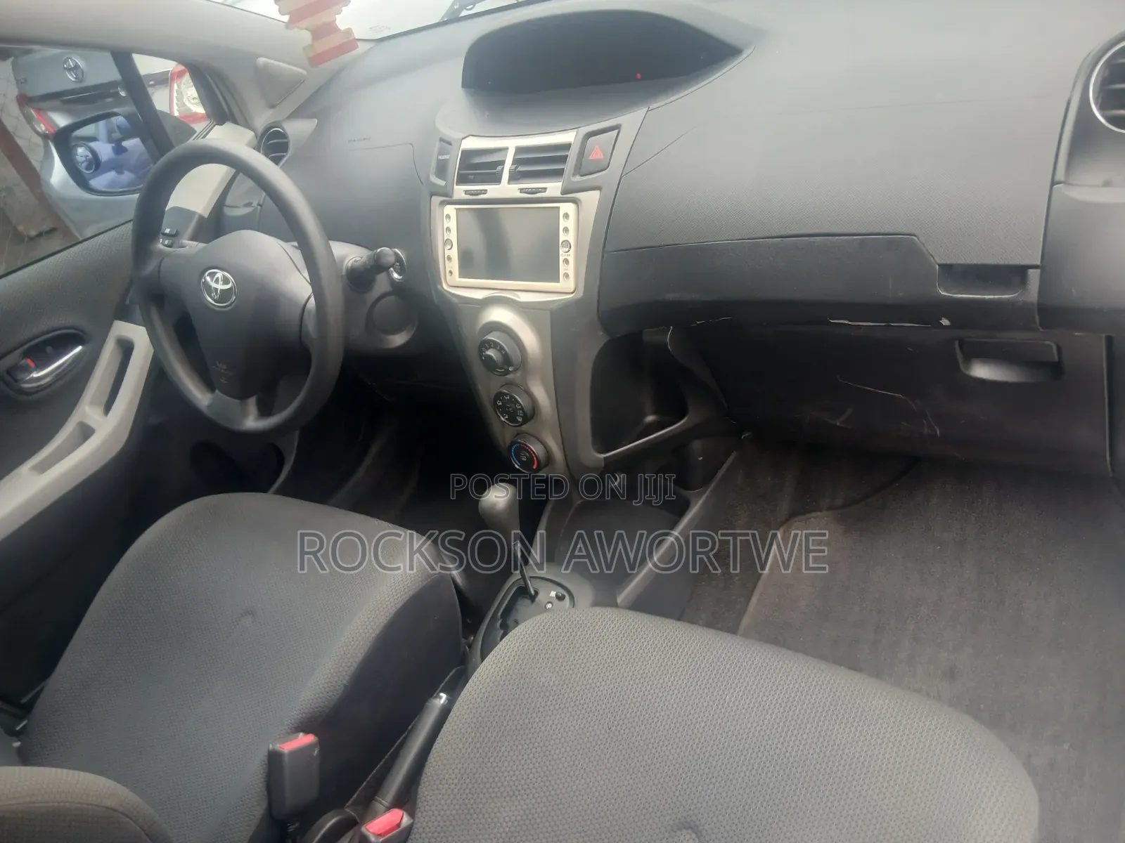 Toyota Vitz 2010 Silver
