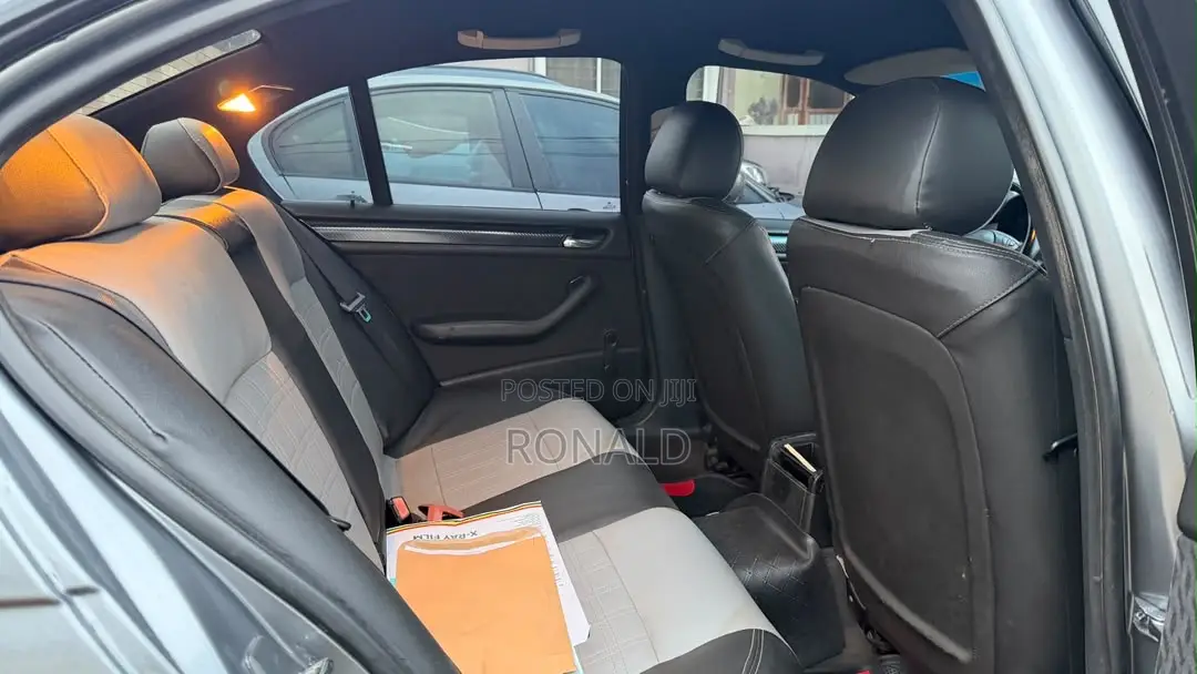 BMW 3 Series 320i RWD 2008 Gray