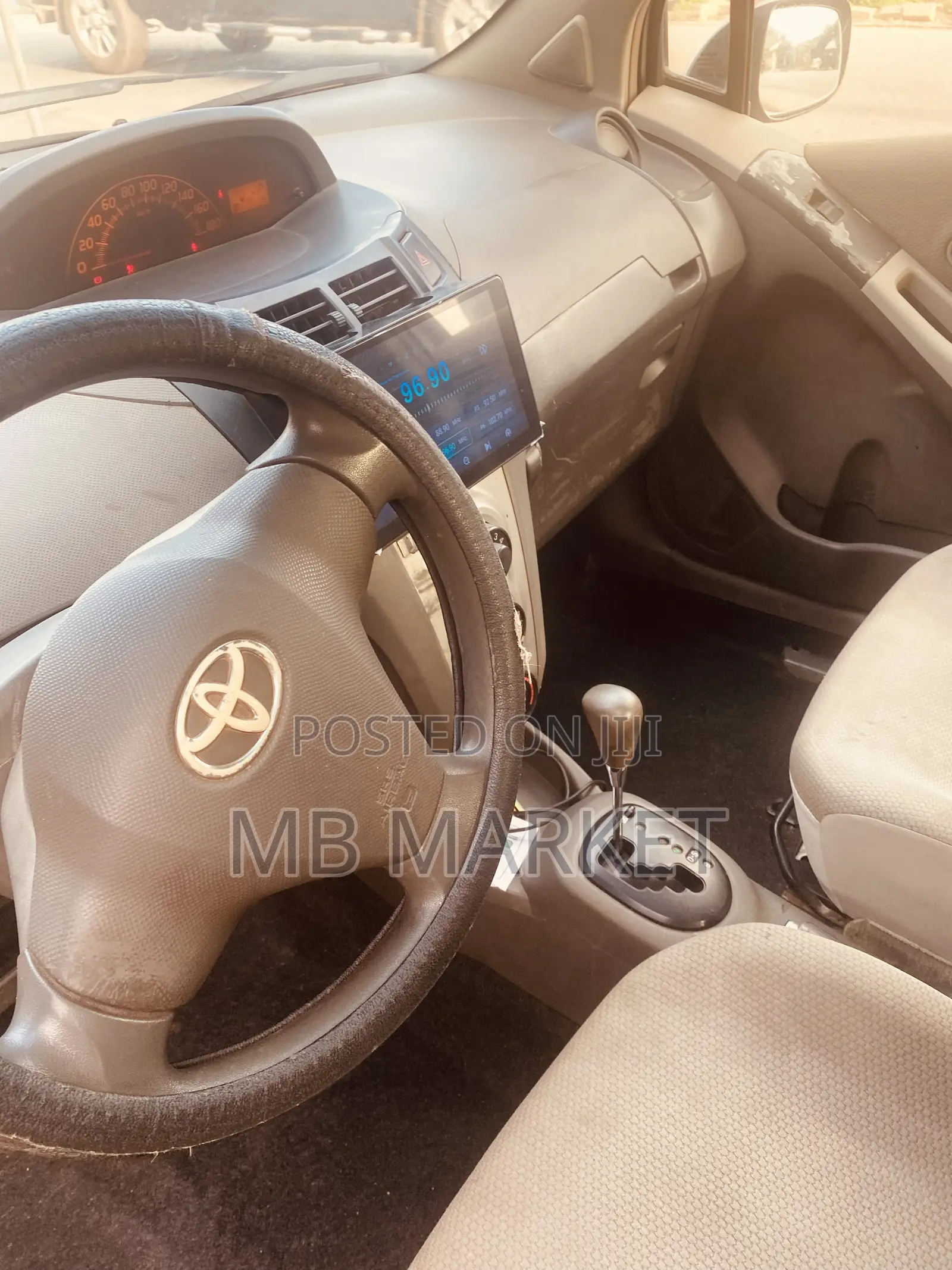 Toyota Vitz 2013 Silver