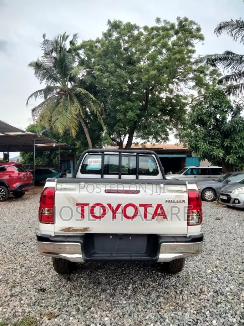 Toyota Hilux 2025 White