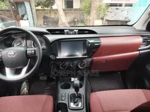 Toyota Hilux 2025 White