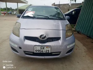 Toyota Vitz 1.3 FWD 5dr 2010 Silver