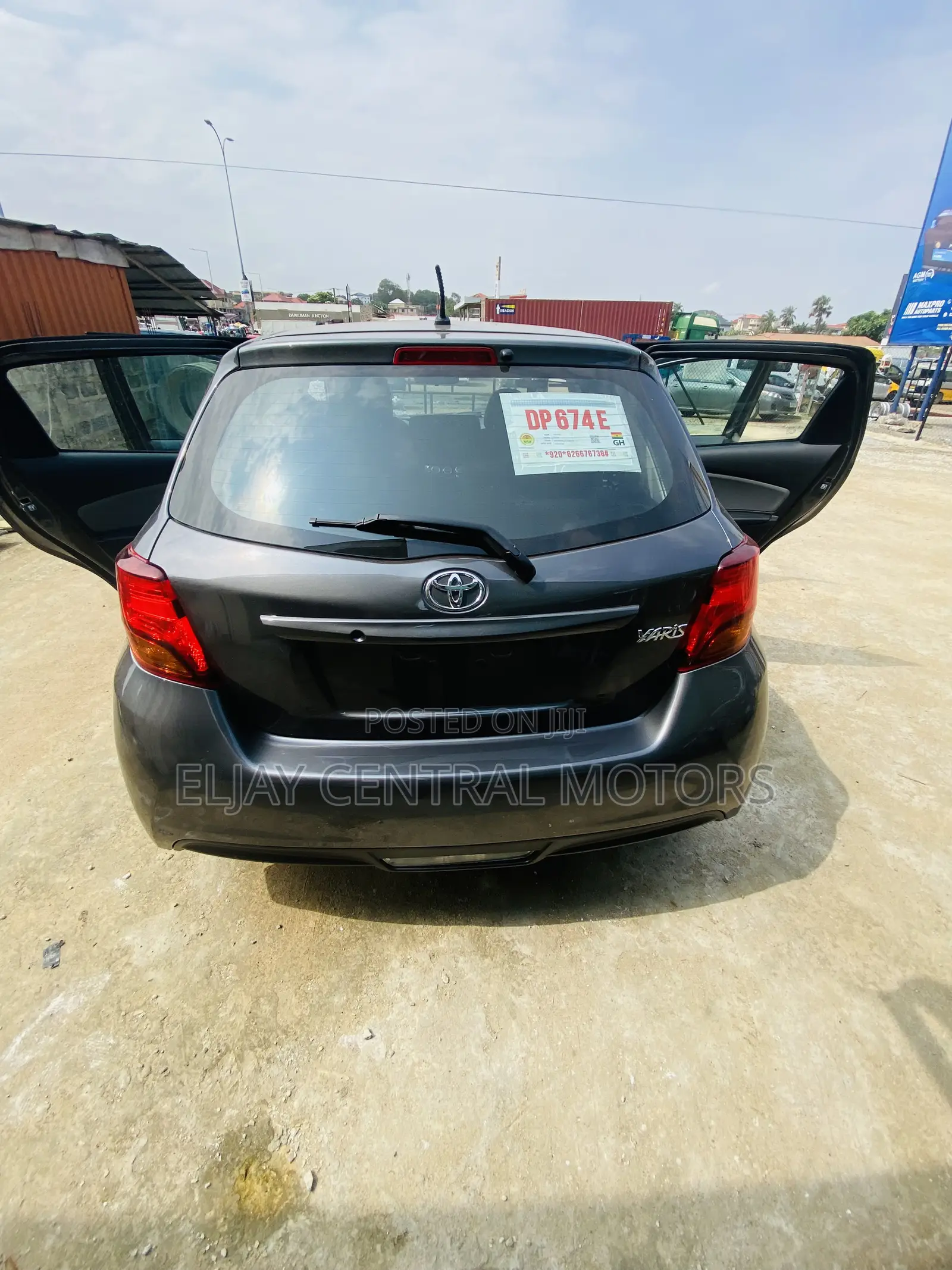 Toyota Yaris LE Hatchback 5dr 2016 Gray