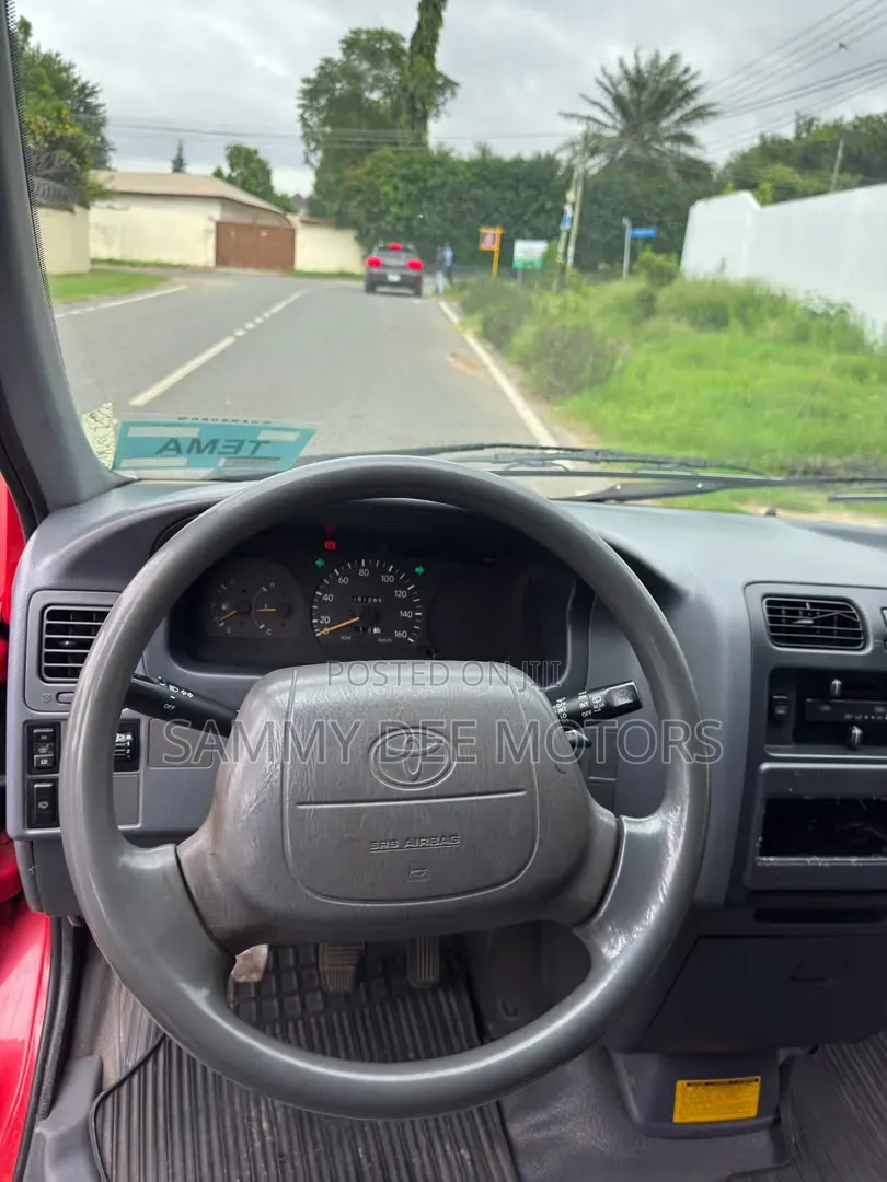 Toyota HiAce 2000 Red