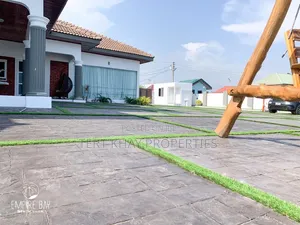 6bdrm House in Beach, Prampram for sale