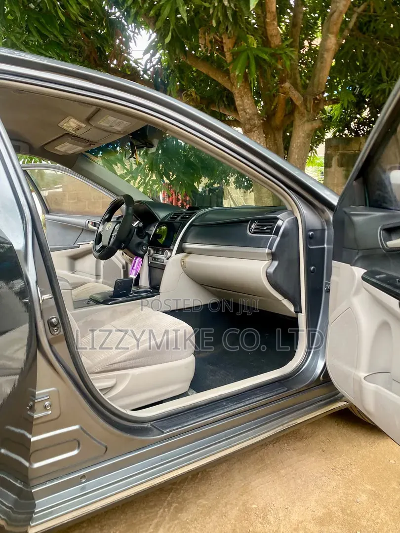 Toyota Camry LE 4dr Sedan (2.5L 4cyl 6A) 2012 Ivory