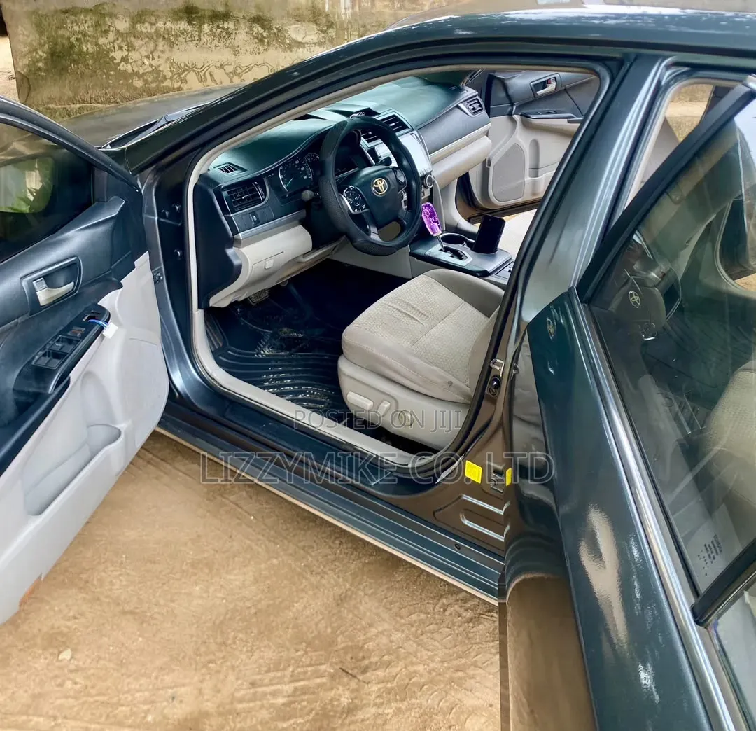 Toyota Camry LE 4dr Sedan (2.5L 4cyl 6A) 2012 Ivory