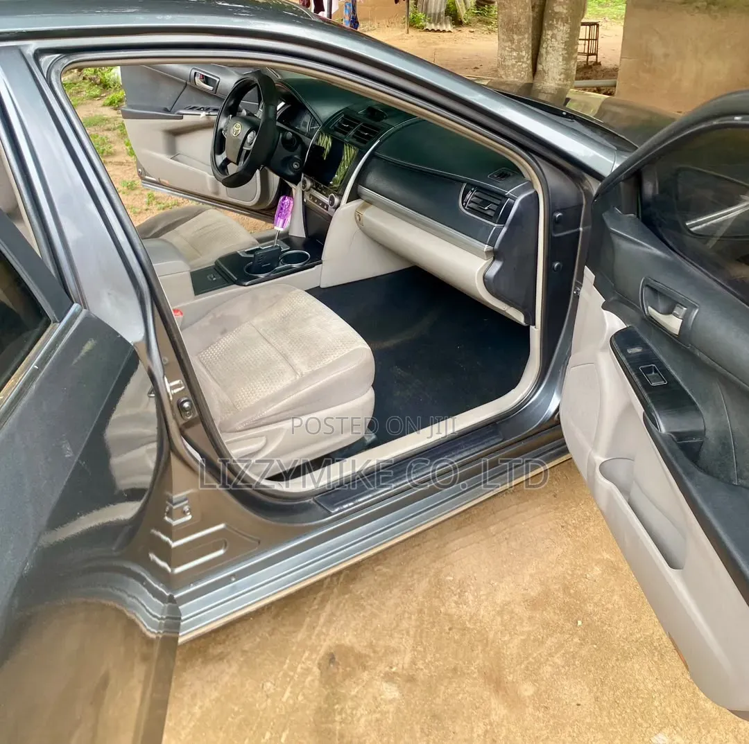 Toyota Camry LE 4dr Sedan (2.5L 4cyl 6A) 2012 Ivory