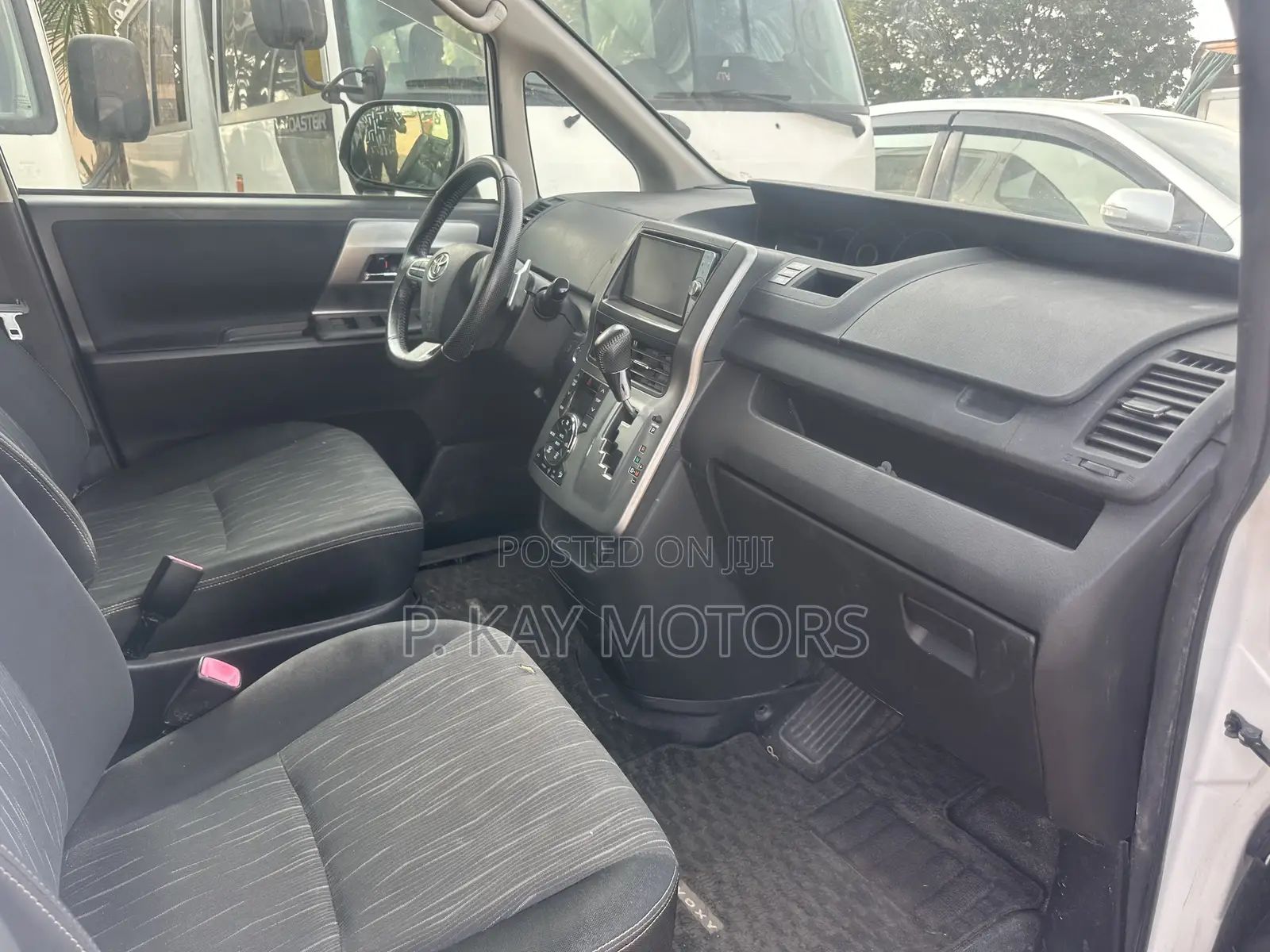 Toyota Voxy X 2WD 8-Seater 2013 White