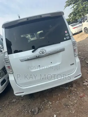 Toyota Voxy X 2WD 8-Seater 2013 White
