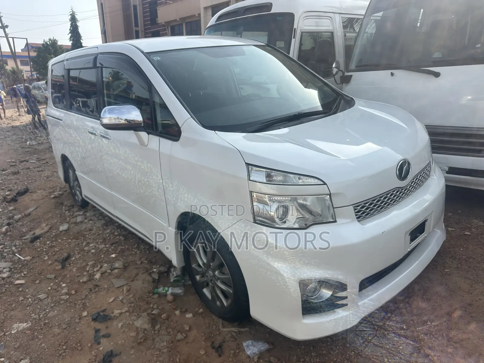 Toyota Voxy X 2WD 8-Seater 2013 White