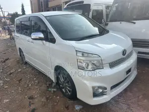 Toyota Voxy X 2WD 8-Seater 2013 White