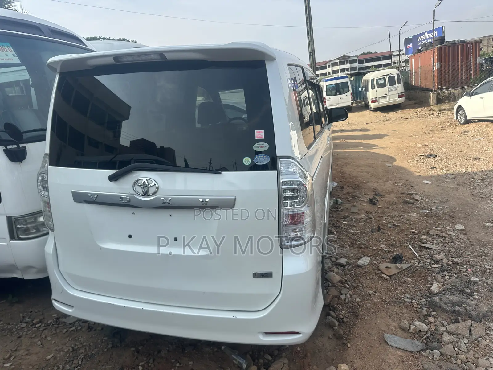 Toyota Voxy X 2WD 8-Seater 2013 White