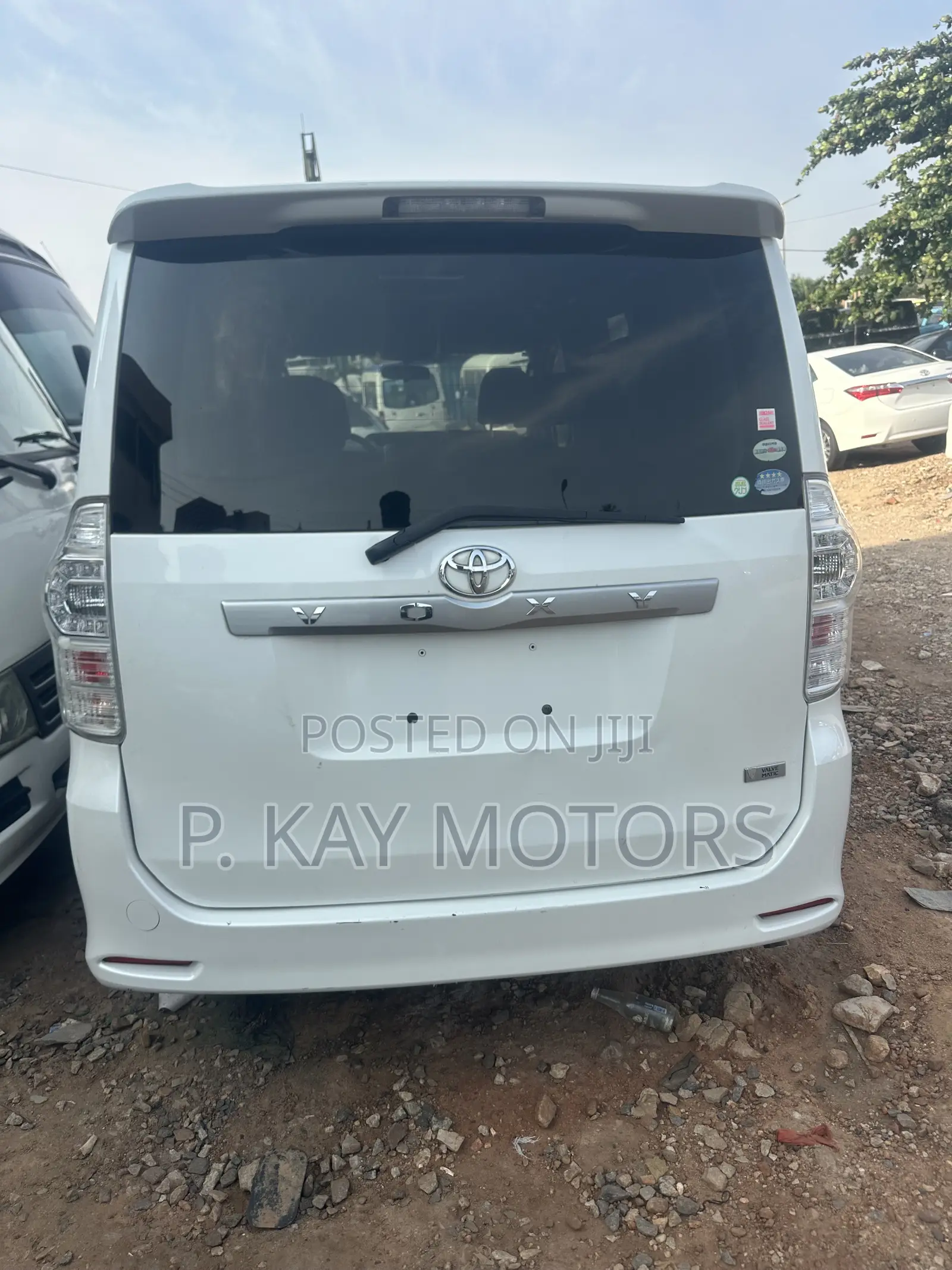 Toyota Voxy X 2WD 8-Seater 2013 White
