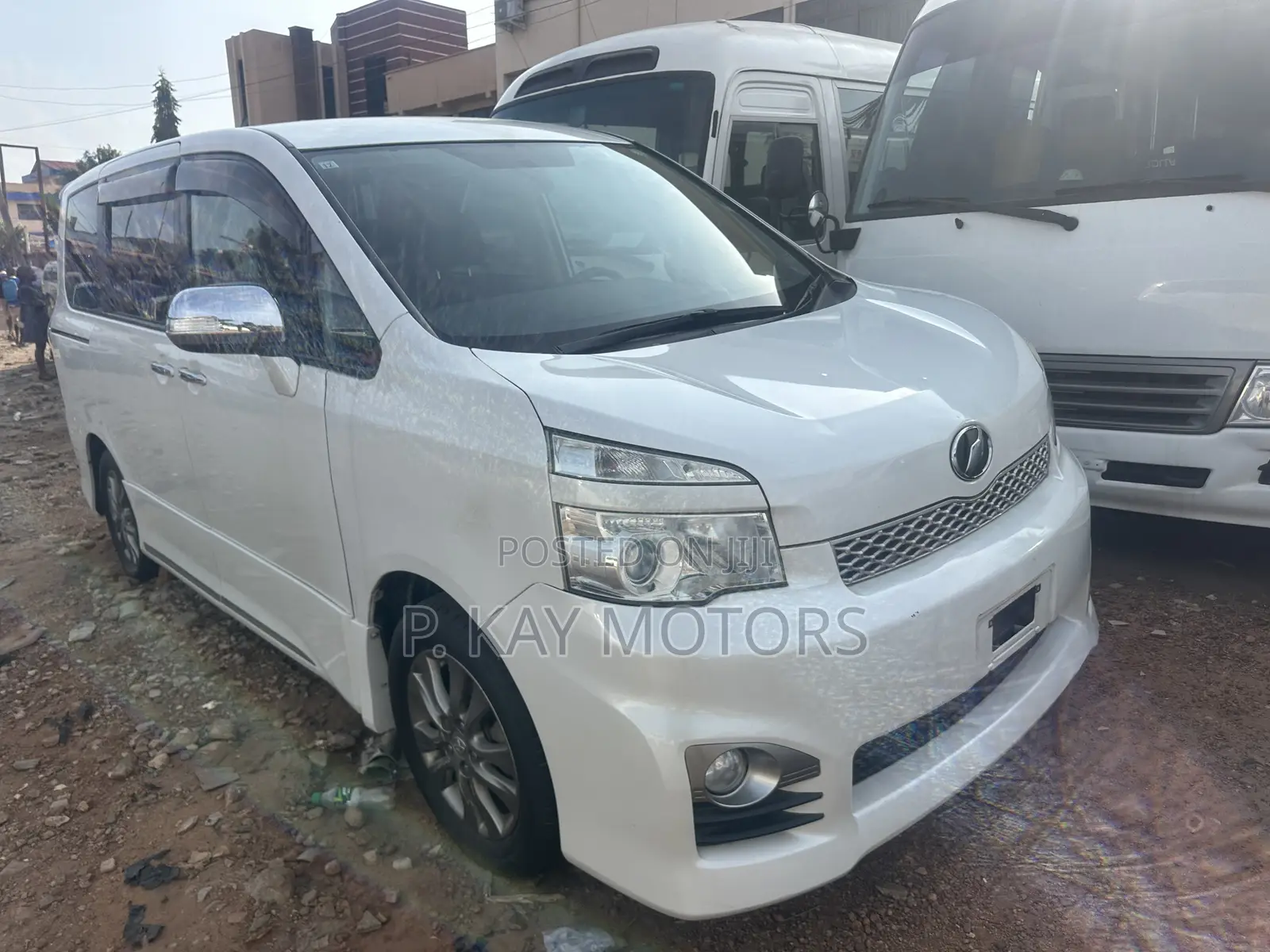 Toyota Voxy X 2WD 8-Seater 2013 White