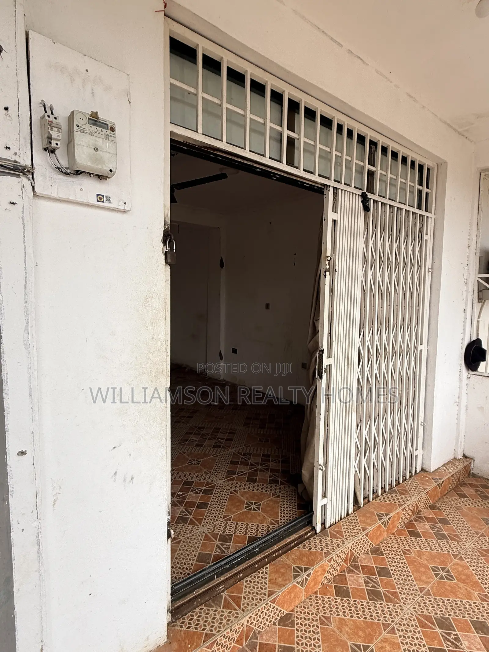 Downstairs Road Side Shop/Store/Office Space/Showrom/Warehouse,spintex