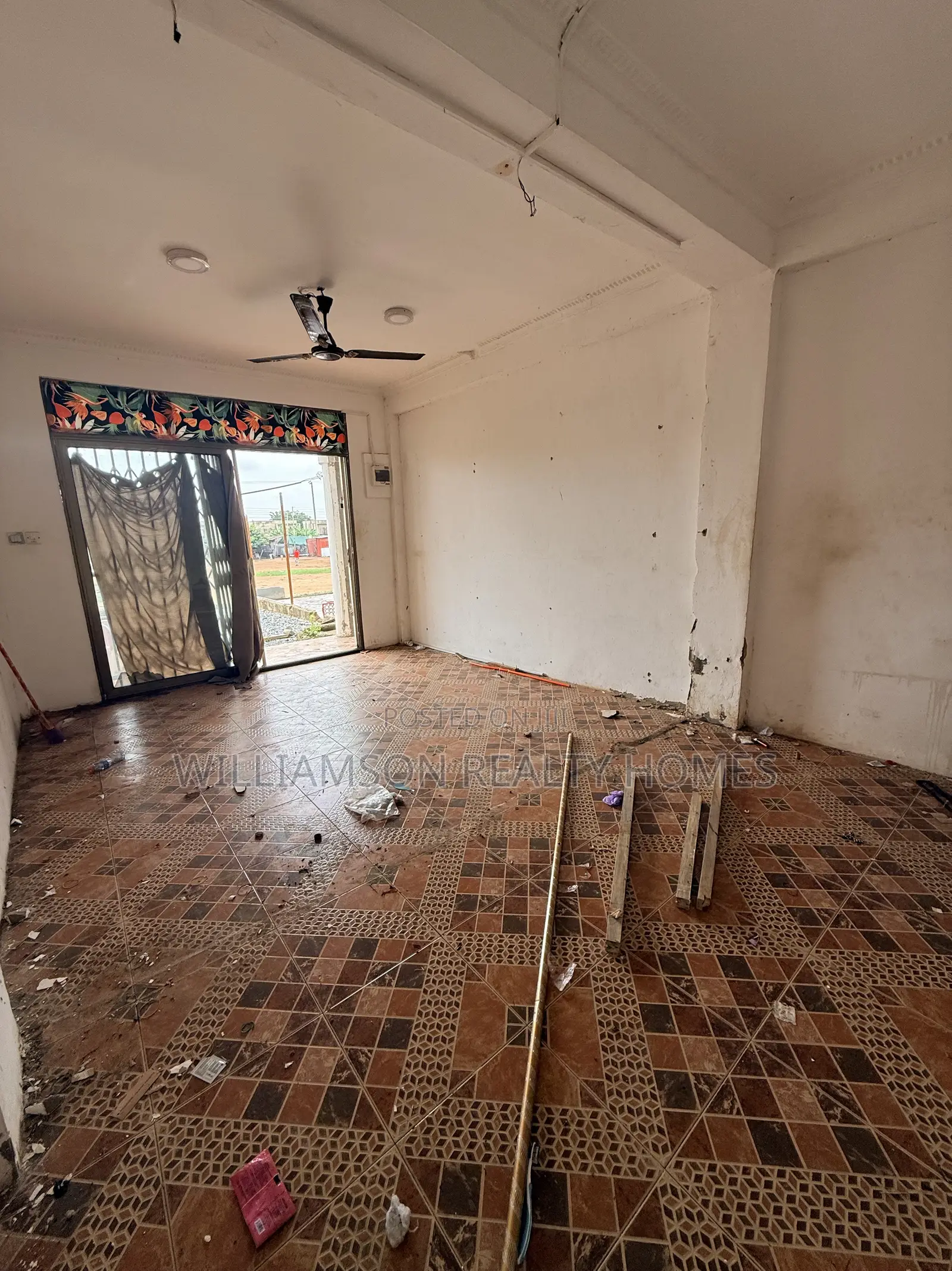 Downstairs Road Side Shop/Store/Office Space/Showrom/Warehouse,spintex