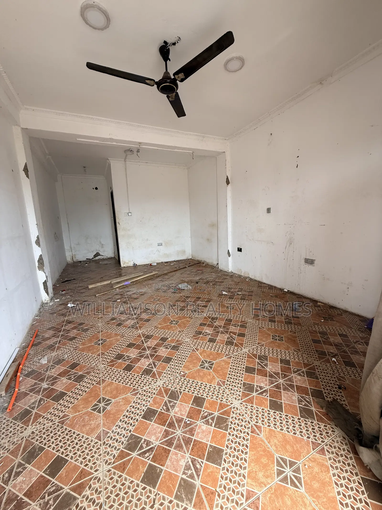 Downstairs Road Side Shop/Store/Office Space/Showrom/Warehouse,spintex