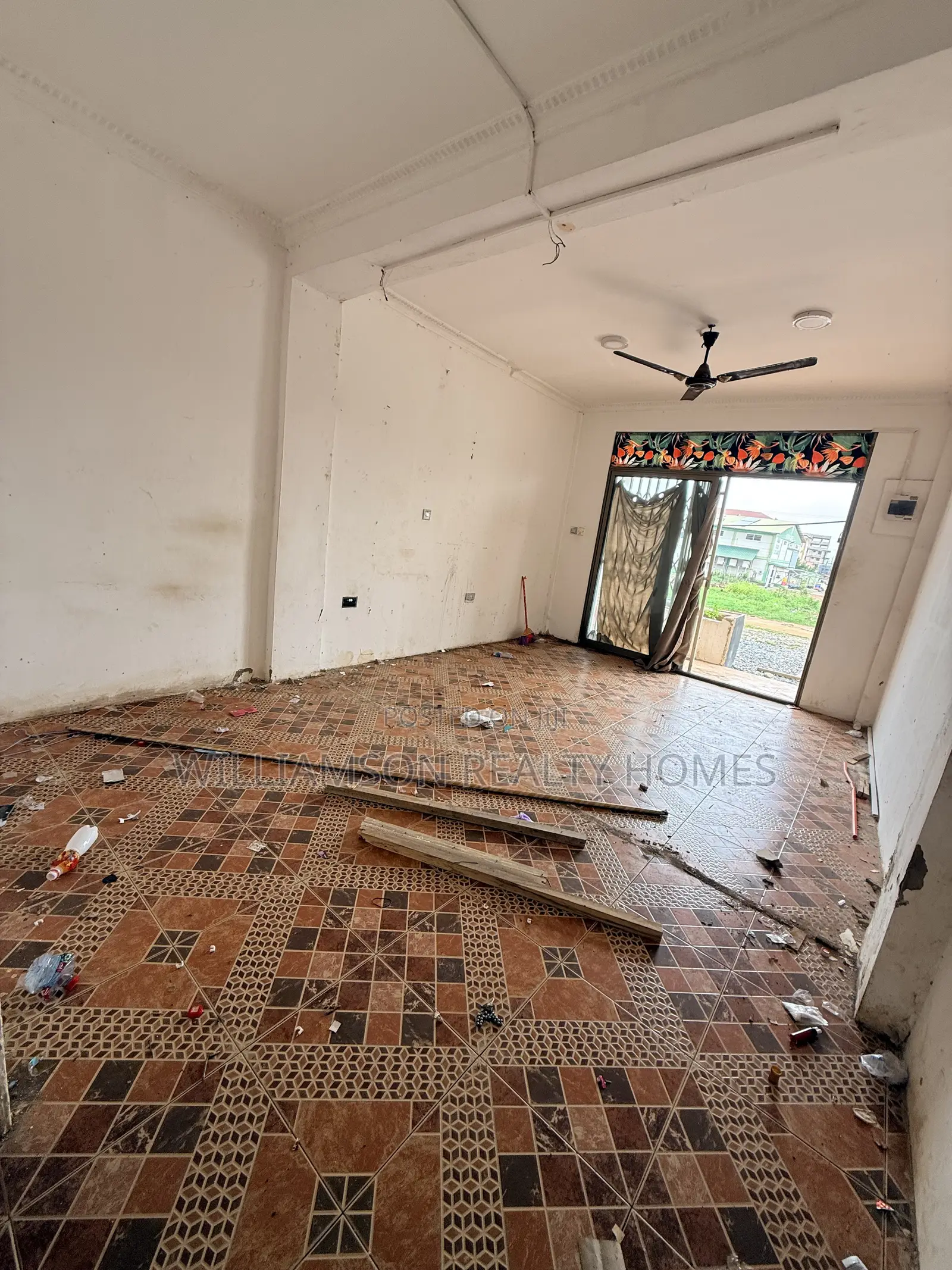 Downstairs Road Side Shop/Store/Office Space/Showrom/Warehouse,spintex