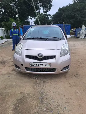 Toyota Vitz 1.0 FWD 3dr 2010 Gray