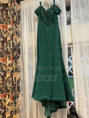Emerald Green Off-the-Shoulder Embroidered Lace Evening Gown