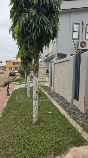 7bdrm House in Community20, Sakumono for rent