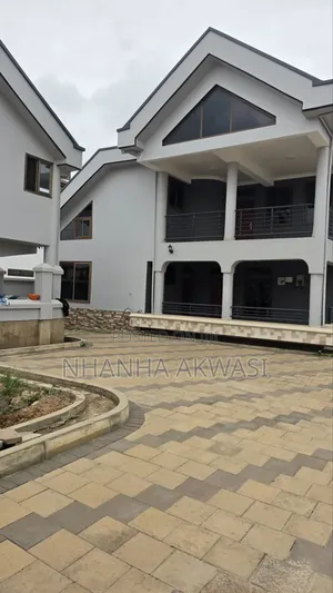 7bdrm House in Community20, Sakumono for rent