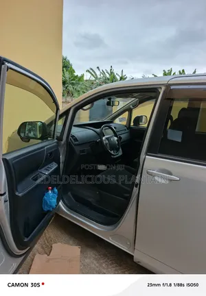 Toyota Voxy 2013 Silver