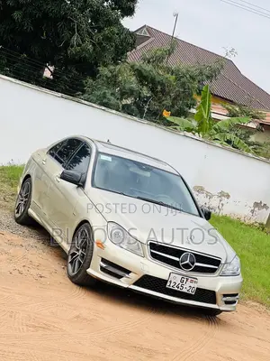 Mercedes-Benz C250 2012 Gold