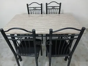 Ddinning Table With 4 Metal Legs
