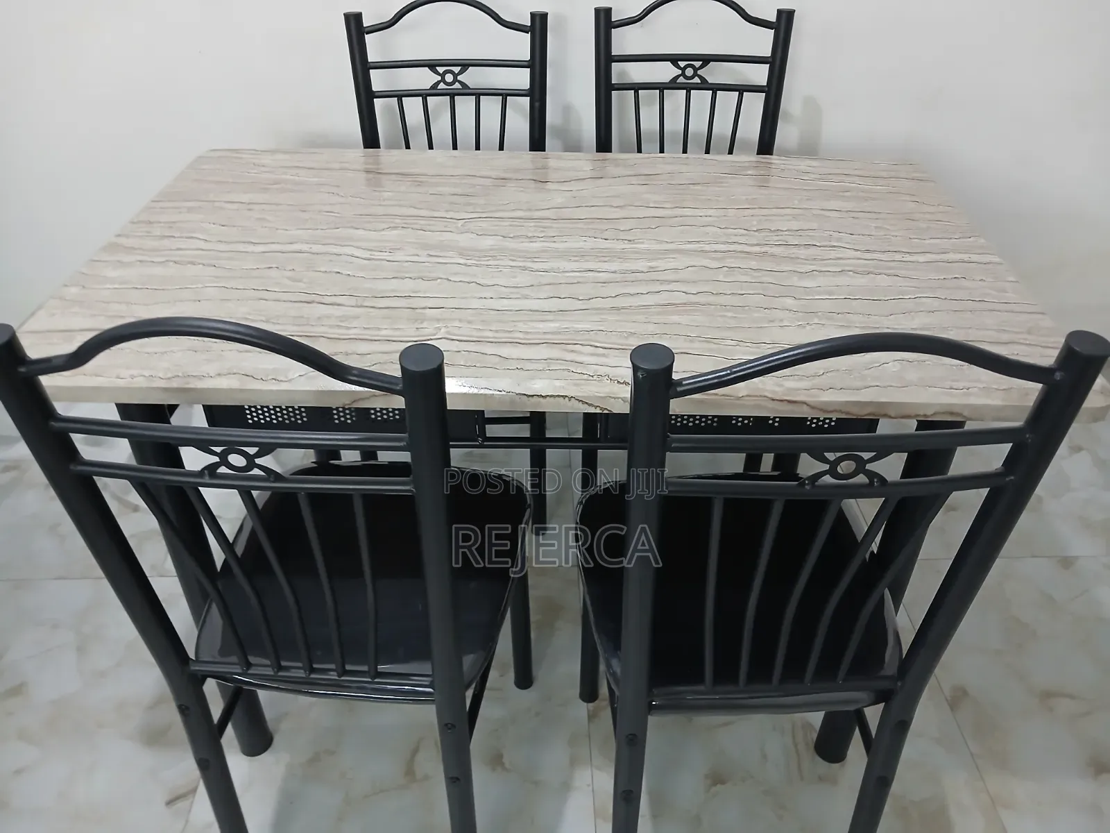 Ddinning Table With 4 Metal Legs