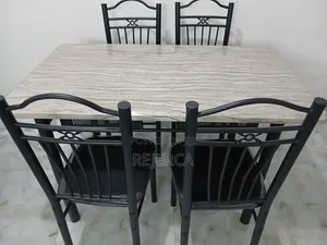 Ddinning Table With 4 Metal Legs