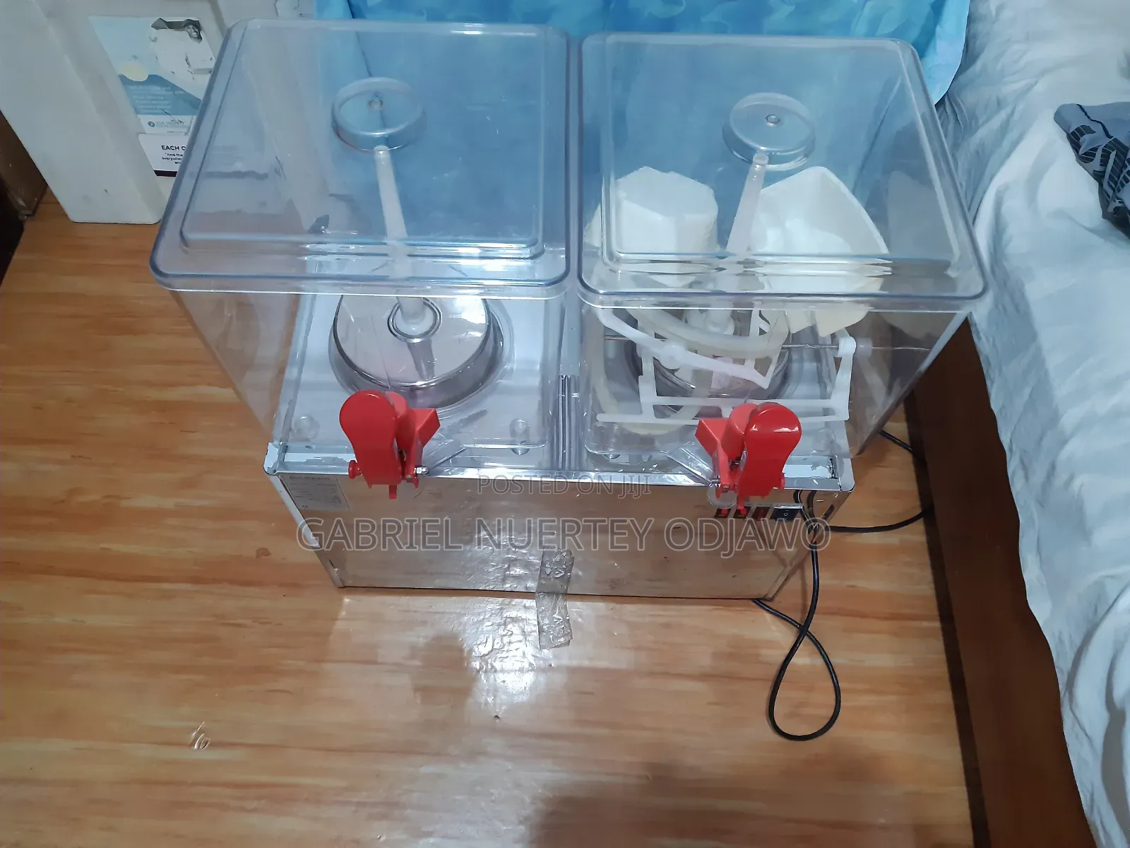 Very Strong Juice Dispenser With Big Containers and Chills Very Fast