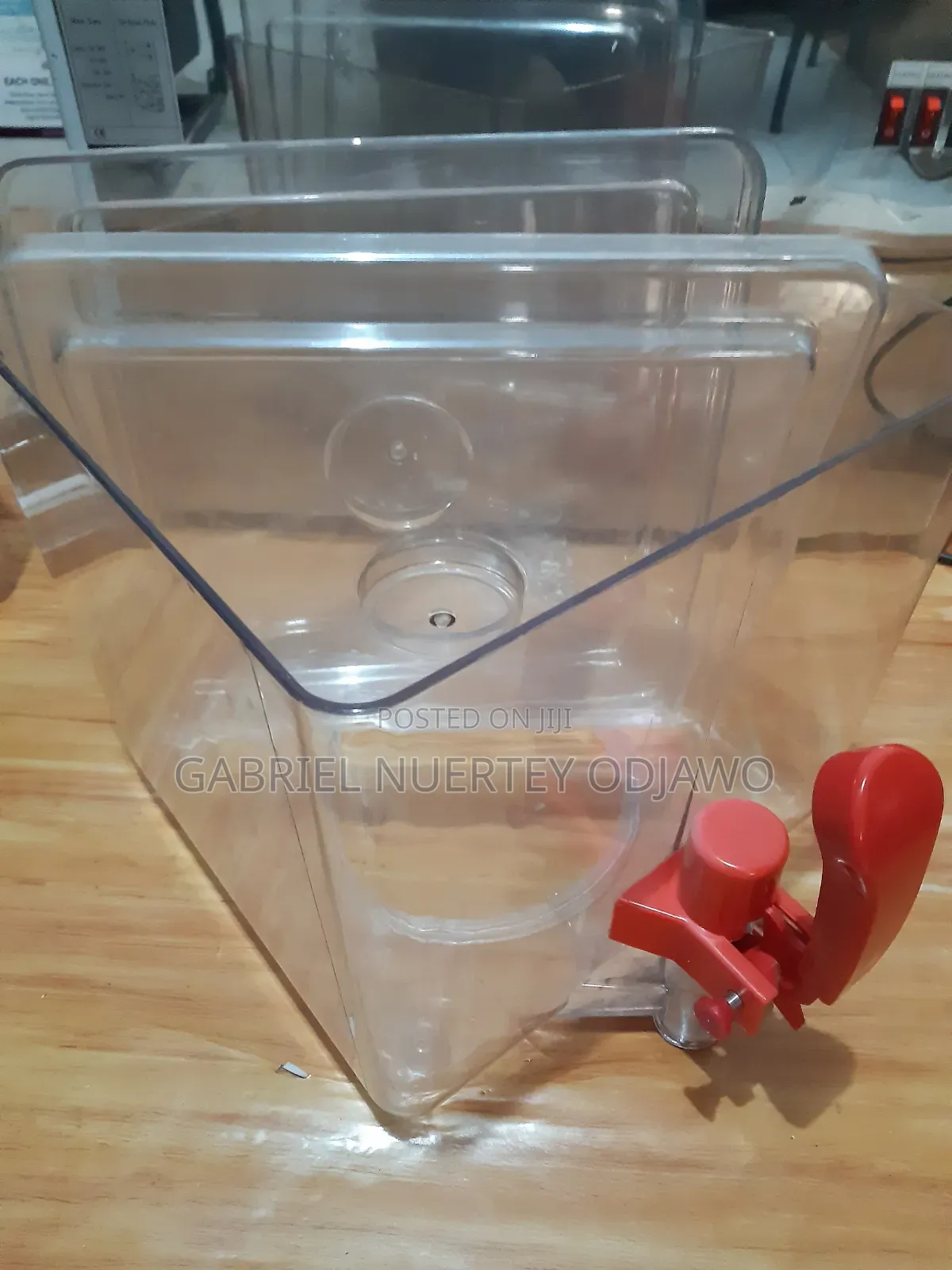 Very Strong Juice Dispenser With Big Containers and Chills Very Fast