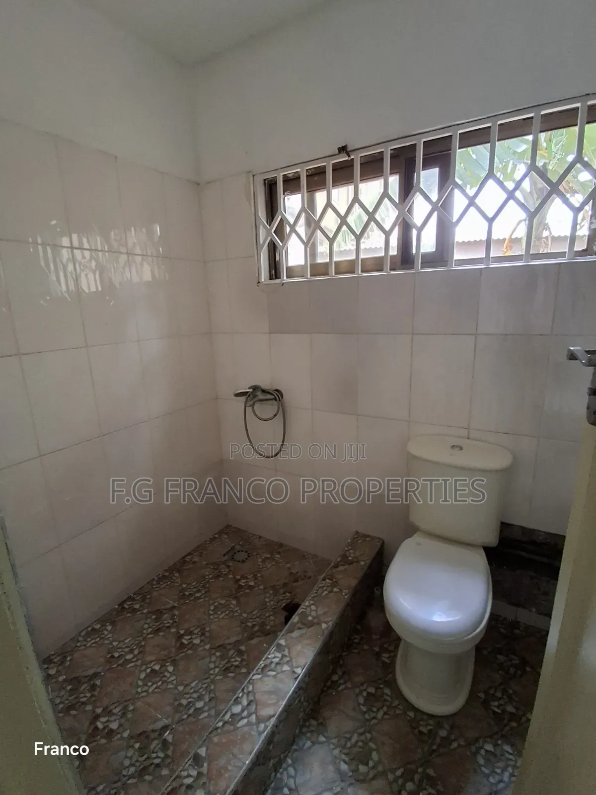 3bdrm Apartment in Kg Franco Properties, Baatsona Total for rent