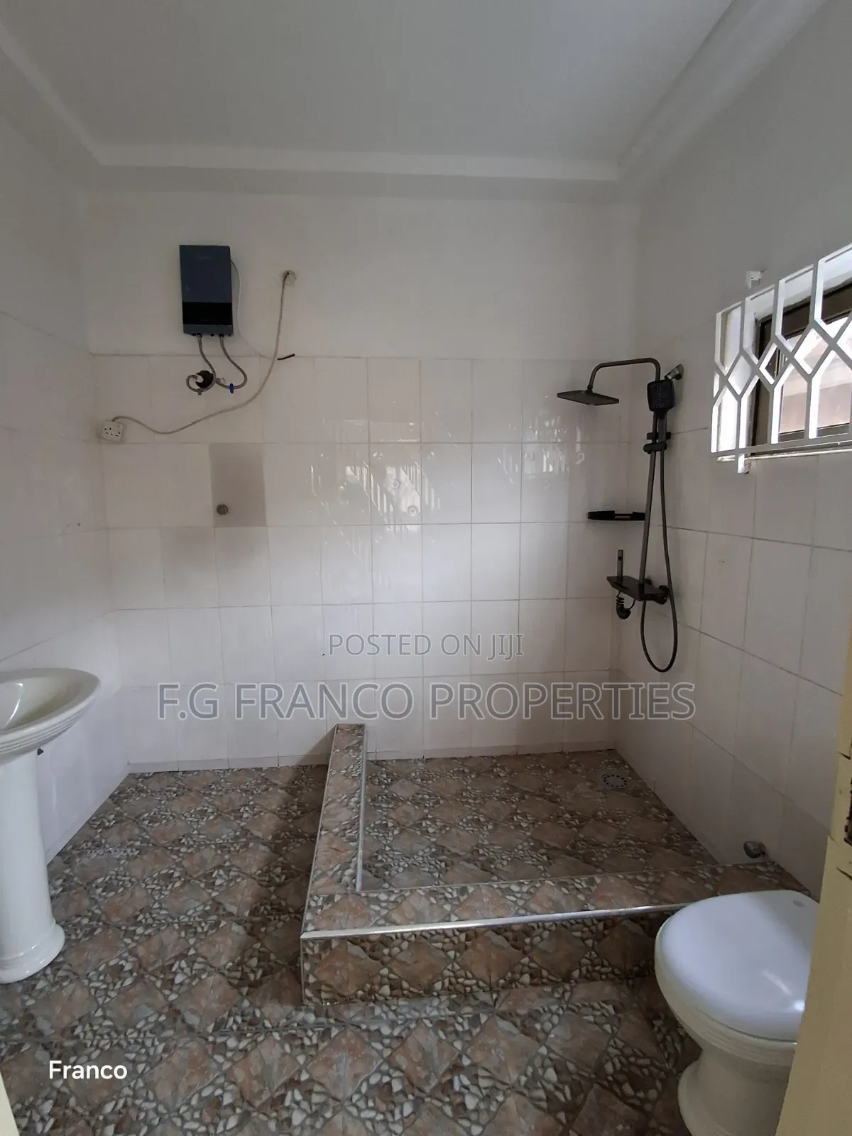 3bdrm Apartment in Kg Franco Properties, Baatsona Total for rent