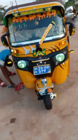 Bajaj Avenger 200 2026 Yellow