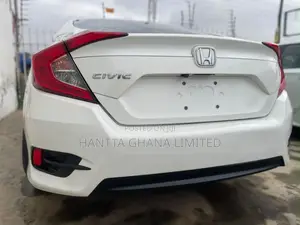 Honda Civic EX Hatchback 2018 White