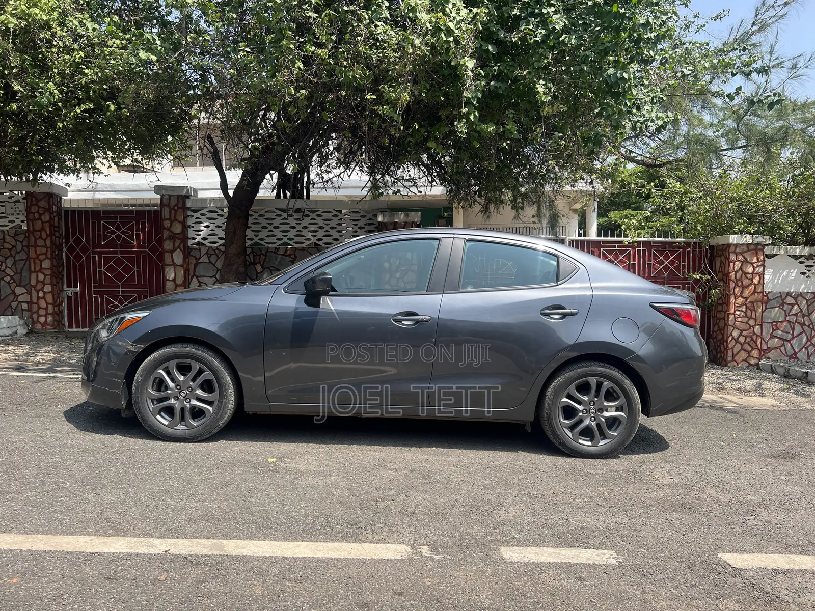 Toyota Yaris XLE Sedan 4dr 2019 Gray
