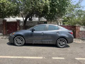 Toyota Yaris XLE Sedan 4dr 2019 Gray