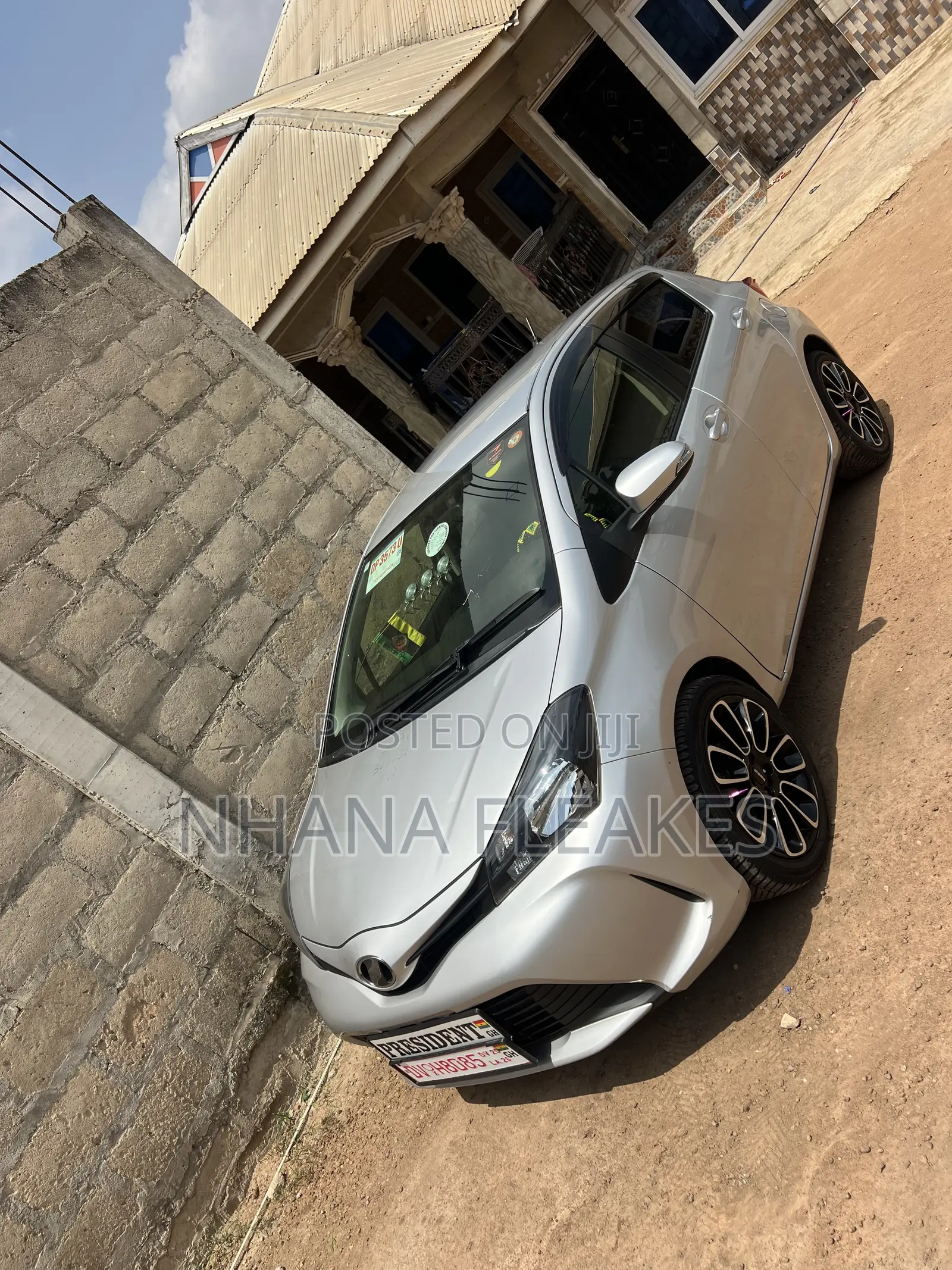 Toyota Vitz 1.0 FWD 5dr 2015 Silver