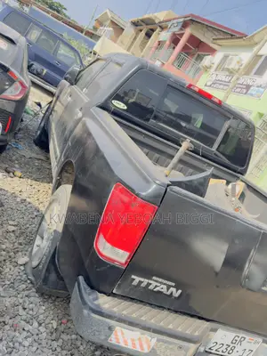 Nissan Titan 2010 Black