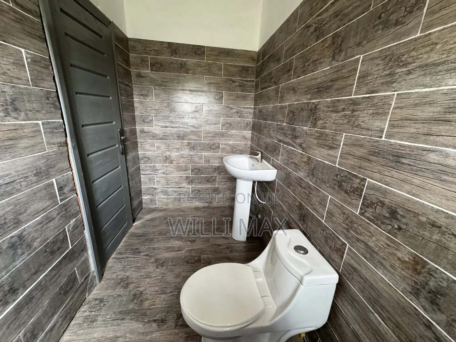 3bdrm Bungalow in Amrahia, Adenta for rent